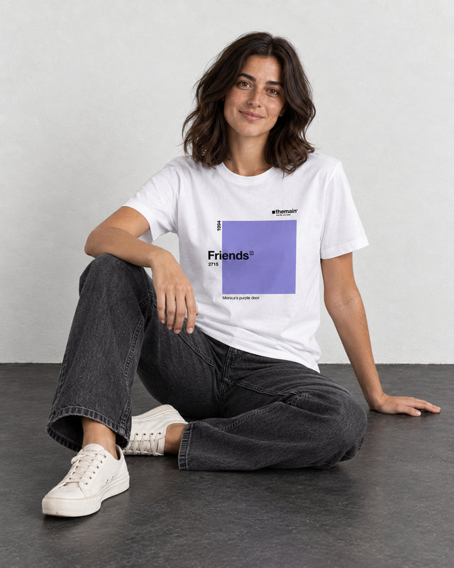 Camiseta Friends de TheMainColor: modelo mujer sentada