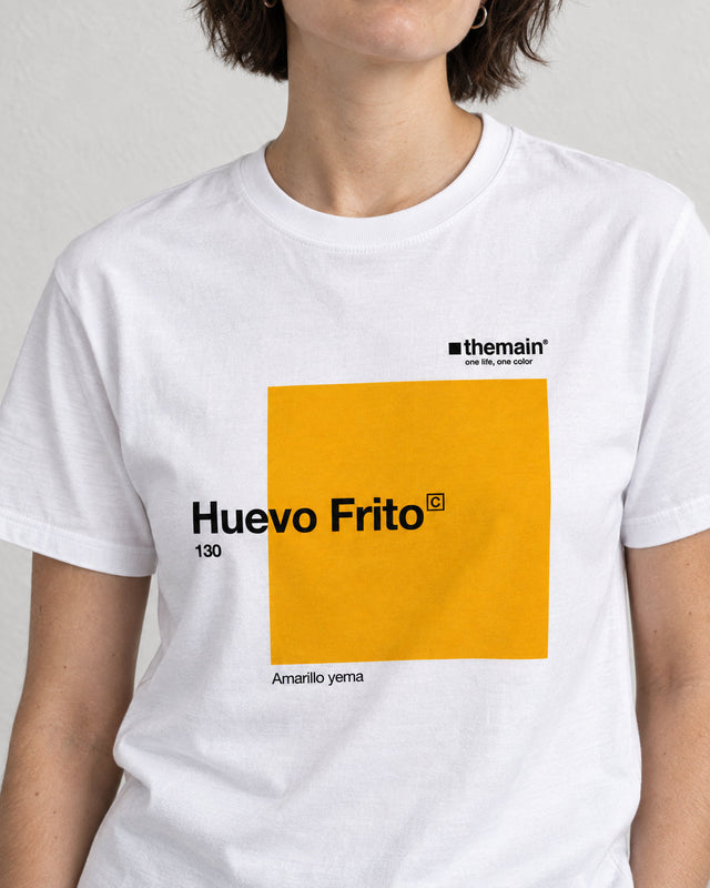 Camiseta Huevo Frito de TheMainColor: detalle del estampado Amarillo yema y cuello