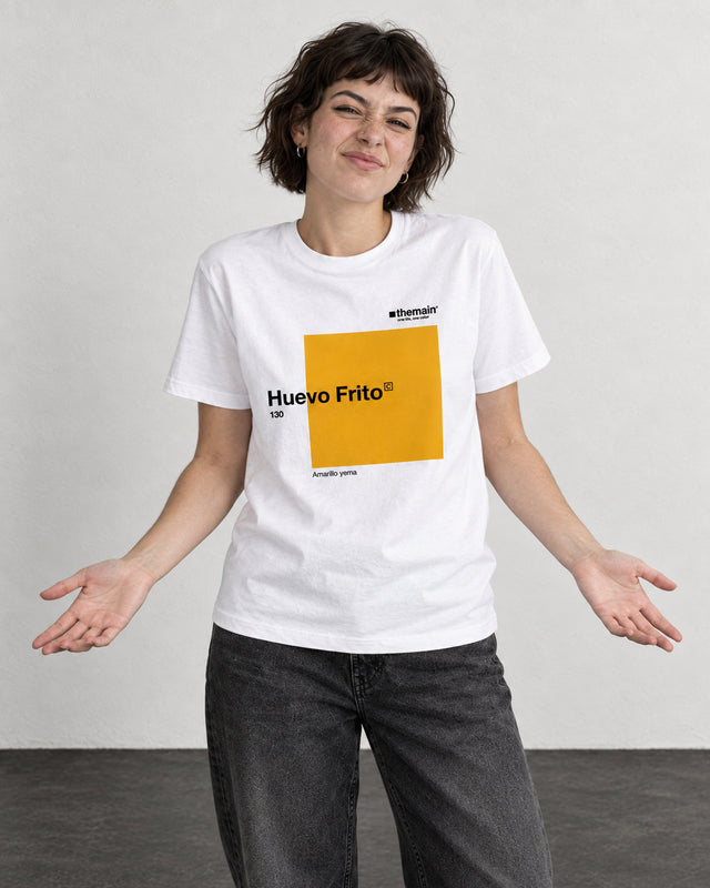 Camiseta Huevo Frito de TheMainColor: retrato con gesto desenfadado