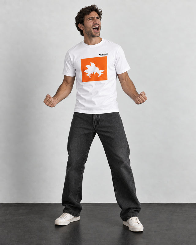 Camiseta Team naranja con modelo apretando los puños y gritando al estilo Goku