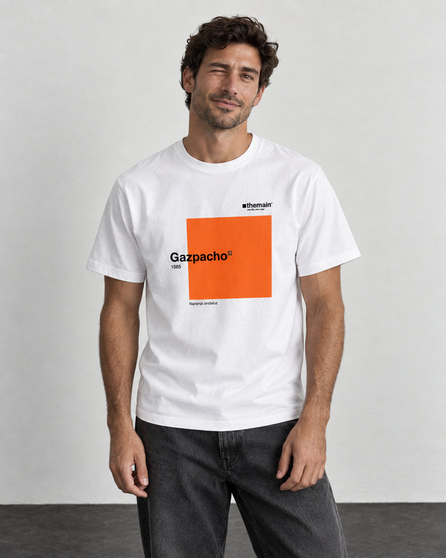 Modelo con camiseta Gazpacho haciendo un guiño