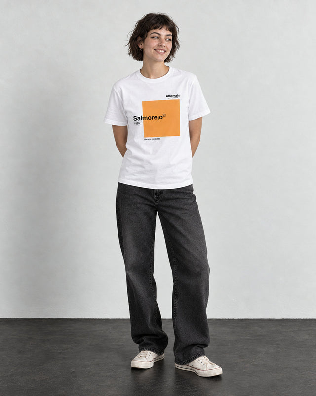Camiseta Salmorejo, vista frontal con modelo sonriente
