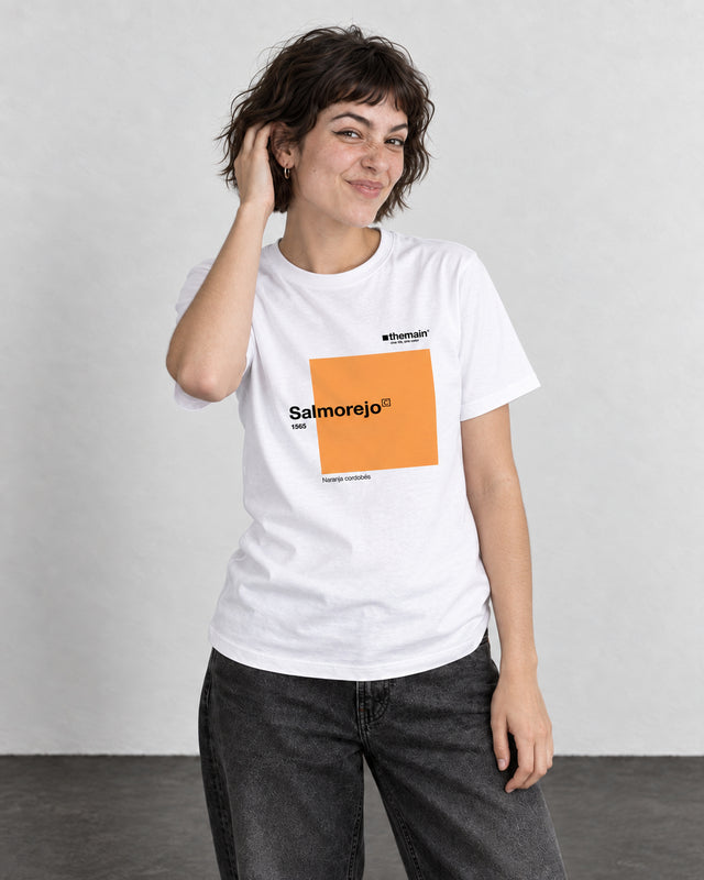 Modelo con camiseta Salmorejo, expresión divertida y mano en el pelo