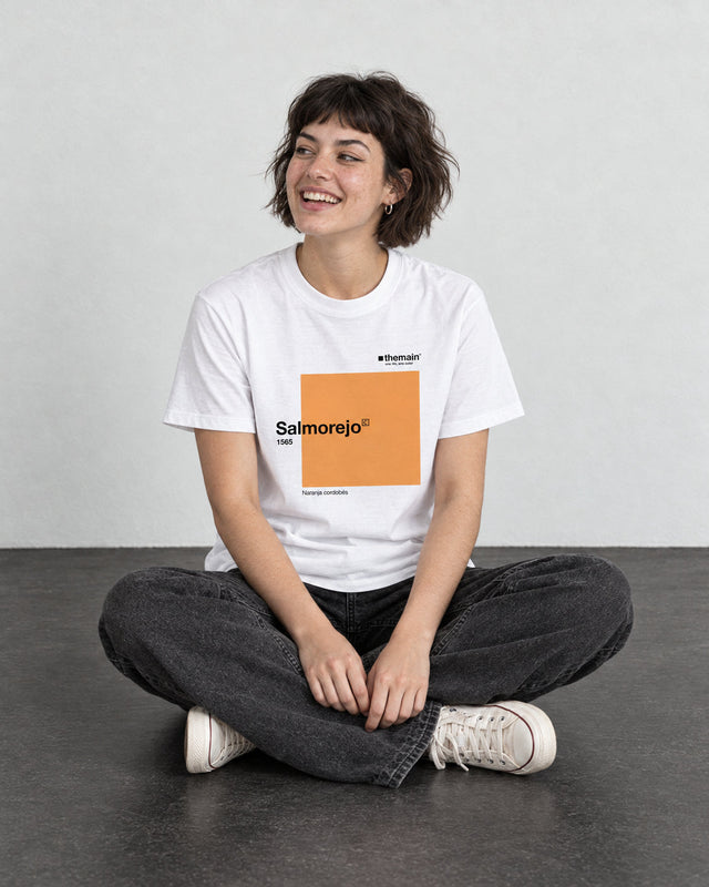 Modelo sentada con camiseta Salmorejo
