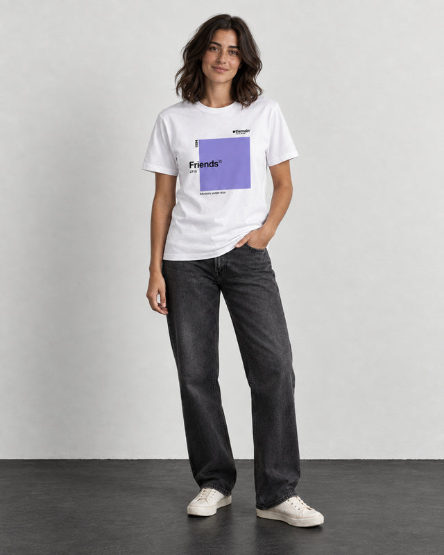 Camiseta Friends de TheMainColor: vista frontal con modelo mujer