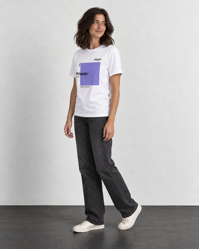 Camiseta Friends de TheMainColor: vista de tres cuartos con modelo mujer