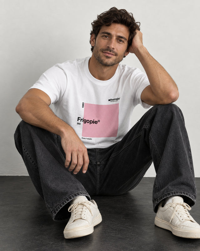 Camiseta Frigopie de TheMainColor: modelo sentado
