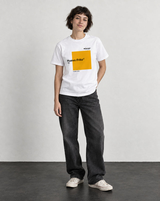 Camiseta Huevo Frito de TheMainColor: vista frontal con modelo mujer