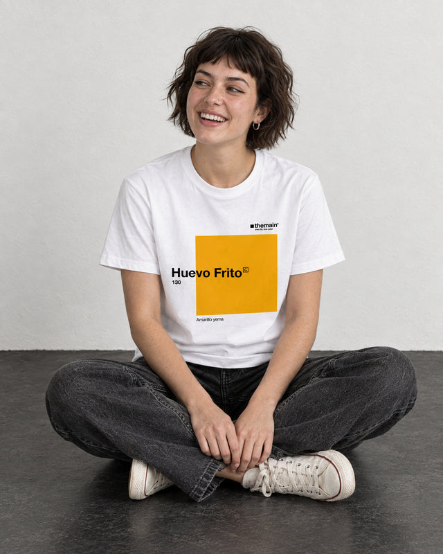 Camiseta Huevo Frito de TheMainColor: modelo sentada con piernas cruzadas