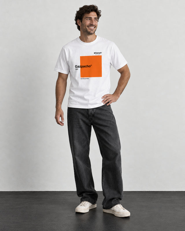 Camiseta Gazpacho, vista frontal con modelo sonriente