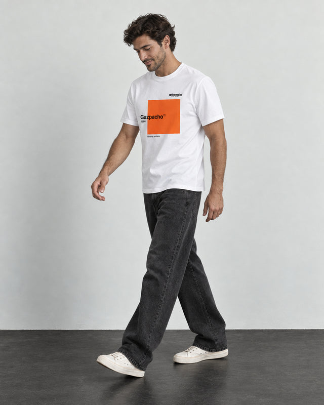 Camiseta Gazpacho, vista de perfil caminando
