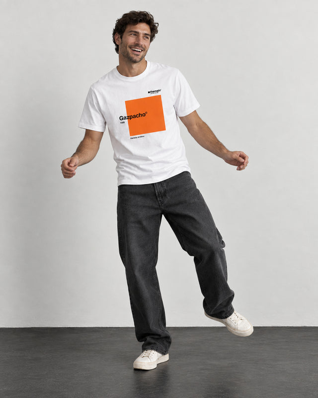 Modelo con camiseta Gazpacho en un paso de baile
