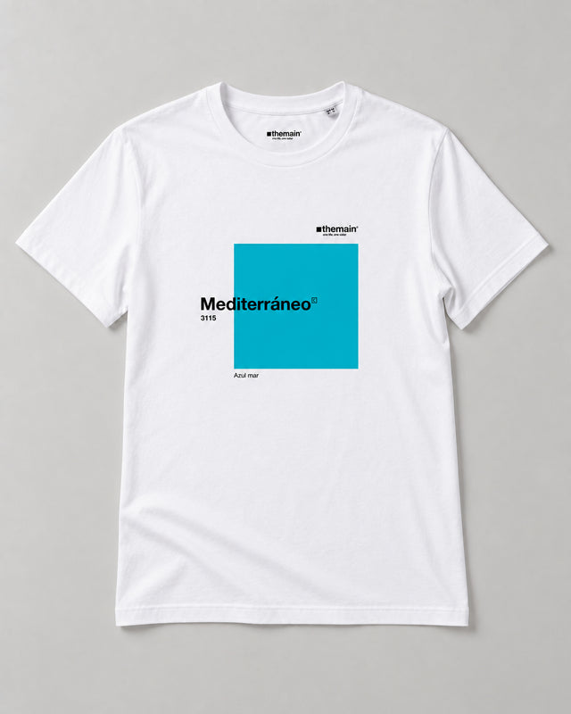 Camiseta Mediterráneo blanca con estampado azul, sobre fondo gris