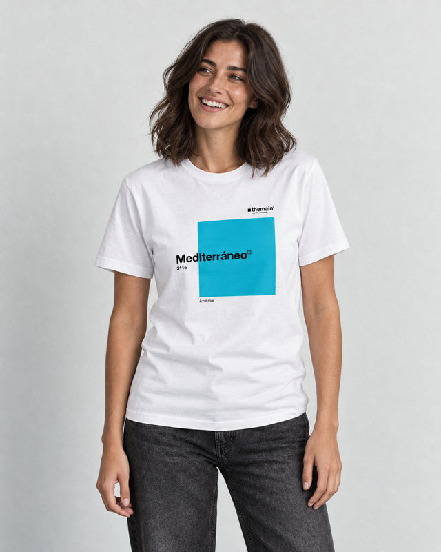 Modelo sonriente con camiseta Mediterráneo